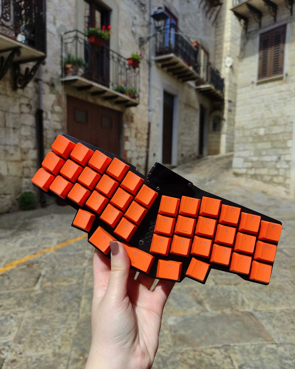 🔸Around Sicilian villages with my Reviung41

#mechanicalkeyboard #keyboard #mechkeyboard #ergonomickeyboard #alicekeyboard