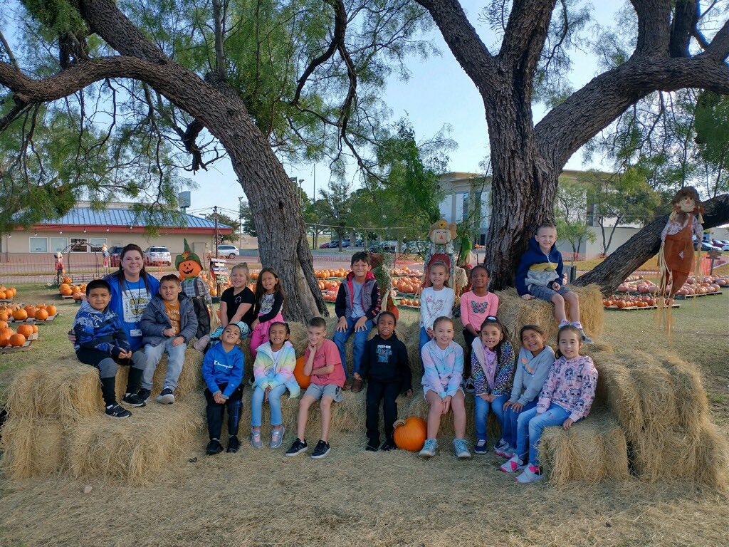 What a beautiful morning for the pumpkin patch! <a href="/ChargersFannin/">Fannin Chargers</a>