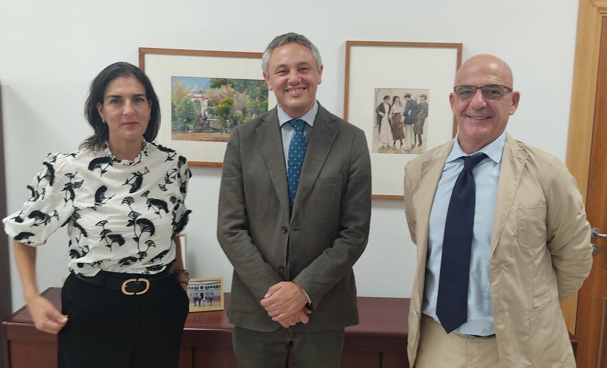 Hoy hemos visitado al nuevo director de <a href="/abcdesevilla/">ABC de Sevilla</a>, <a href="/AlbertoGReyes/">Alberto García Reyes</a>, para presentarle nuestra asociación.

Nuestro presidente <a href="/pepemonterofg/">pepemontero</a> y <a href="/angelescormen/">Angeles Cordero</a>, de la Junta directiva, han acordado un próximo almuerzo-coloquio con García Reyes para #SociosAPC.