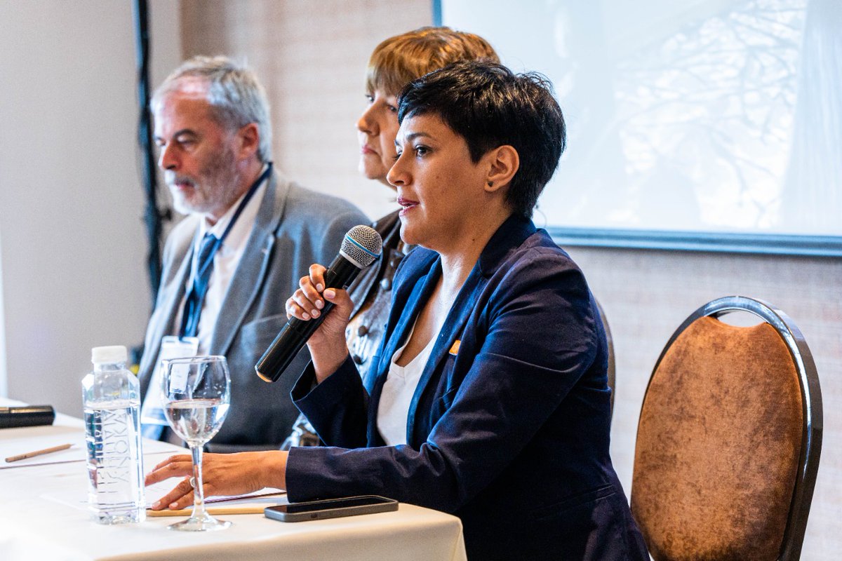 alejandraman_ok's tweet photo. COMENZÓ EL  I CONGRESO CIENTÍFICO PROVINCIAL SOBRE #ANTÁRTIDA
• Contamos con la participación de distintas instituciones científicas y educativas. 

🗓️19, 20 y 21 de octubre 

📍Hotel #Arakur I #Ushuaia (presencial)

📍Virtual (auditorio) https://t.co/lFDzxjDsRZ https://t.co/B60BKGJeXm