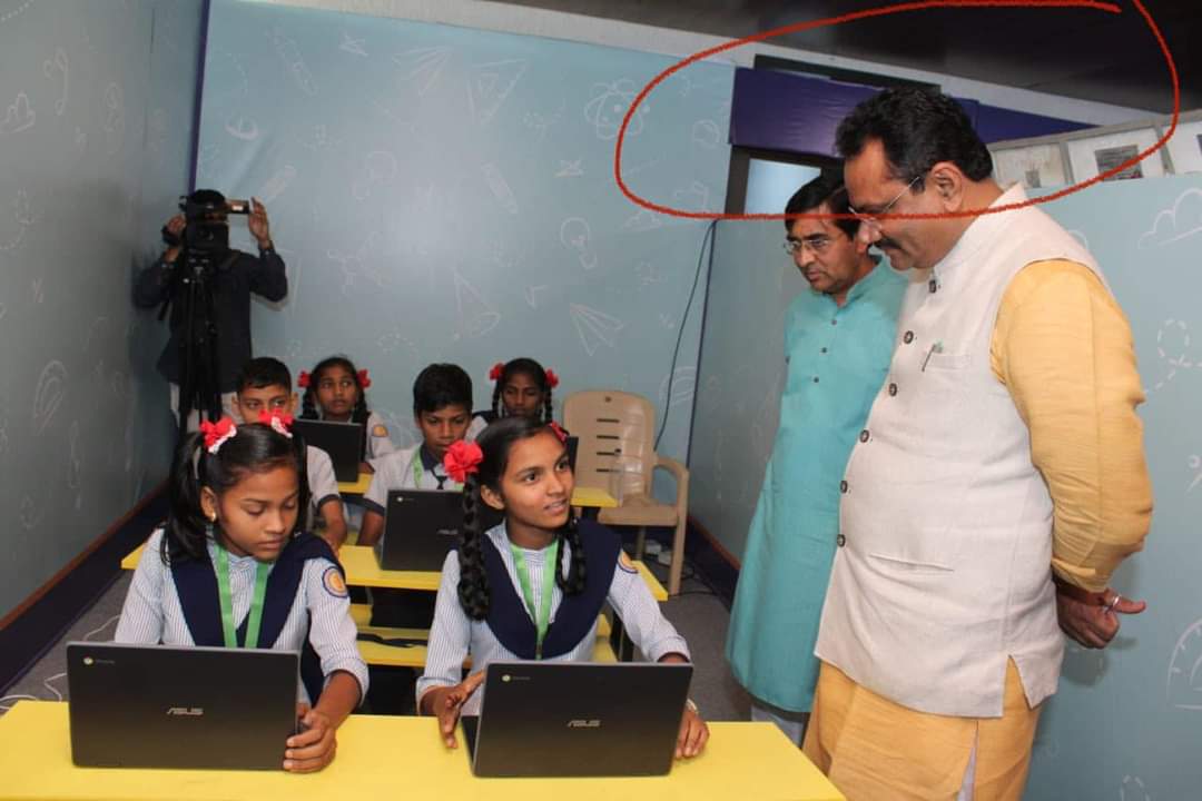 pcsharmainc's tweet photo. खिड़की ही नकली थी या पूरा क्लास रूम?? 🤔🤔
आपको क्या लगता हैं?? 🤔🤔🤔 https://t.co/vQWzYYFKrR