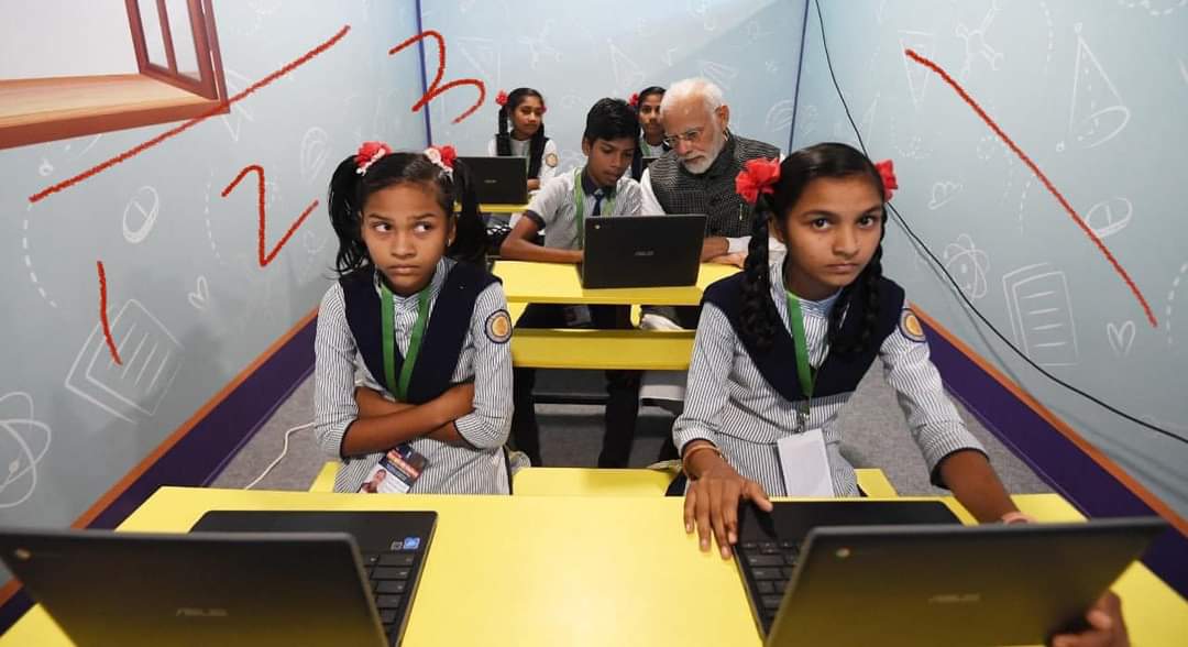 खिड़की ही नकली थी या पूरा क्लास रूम?? 🤔🤔
आपको क्या लगता हैं?? 🤔🤔🤔