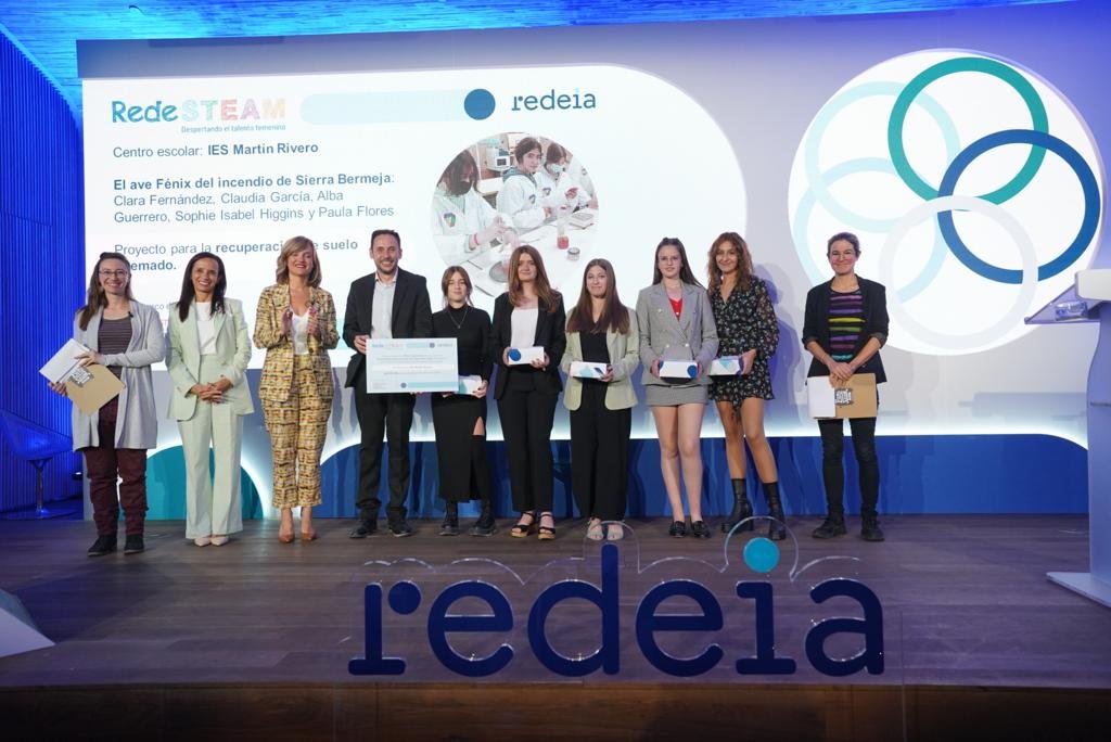 RedeiaCorp's tweet photo. 📸Nuestras #ChicasSteam han recibido hoy en #JSRedeia22 de la mano de la ministra @Pilar_Alegria los galardones de la 1 edición @redesteam1, iniciativa que permia proyectos de chicas jóvenes en #Tecnologia y #Ciencia por un mundo #sostenible.
Próximamente... 2⃣ convocatoria https://t.co/GEuV2p52uH