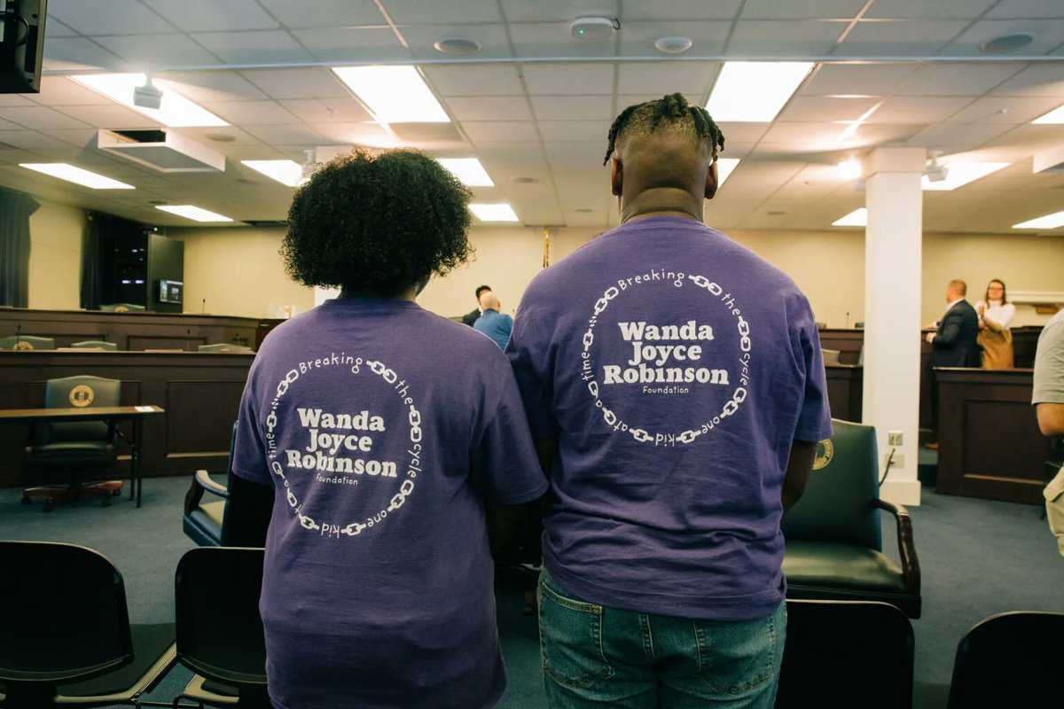 More than 1 in 10 KY kids have had a parent separated from them due to incarceration. This #SharedSentence creates long-lasting negative effects for both children and parents. Learn more from <a href="/KYYouth/">KY Youth Advocates</a>: buff.ly/3yUpzdf #ParentalIncarcerationAwarenessMonth