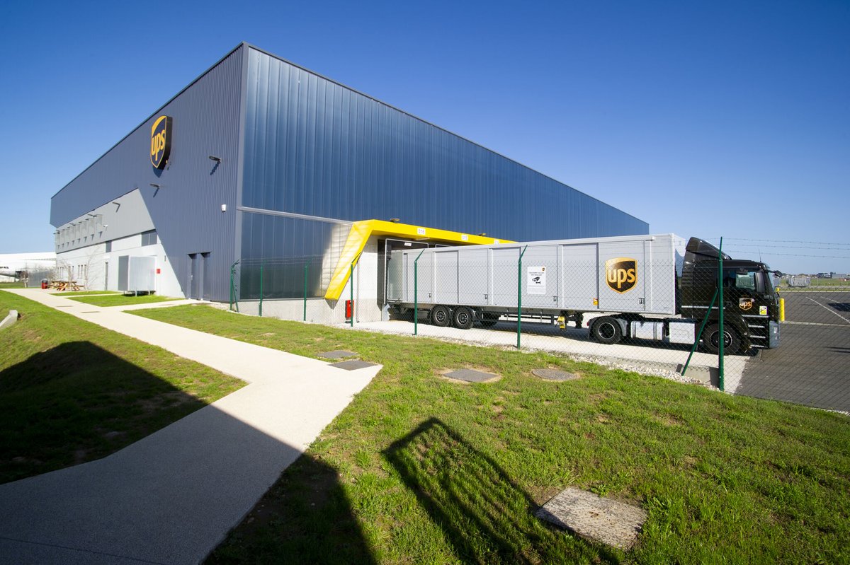 VINCIAirports's tweet photo. Capable de trier 3 000 colis / heure 📦✈️, le nouveau hub logistique d'@UPS_FR s'inscrit dans le projet de modernisation de la zone de fret #Cargoport de @lyonaeroports, 2ème aéroport cargo 🇫🇷 et acteur clé de l’économie locale avec + 1.500 emplois temps plein.
#PositiveMobility https://t.co/RCPQ5s2ZPu