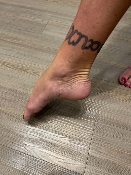 Some footsy pics. #feetfetiche #milf https://t.co/3U0y5CUaPm<a href="/tag/feetfetiche"class="tags">#feetfetiche</a><a href="/tag/milf"class="tags">#milf</a>