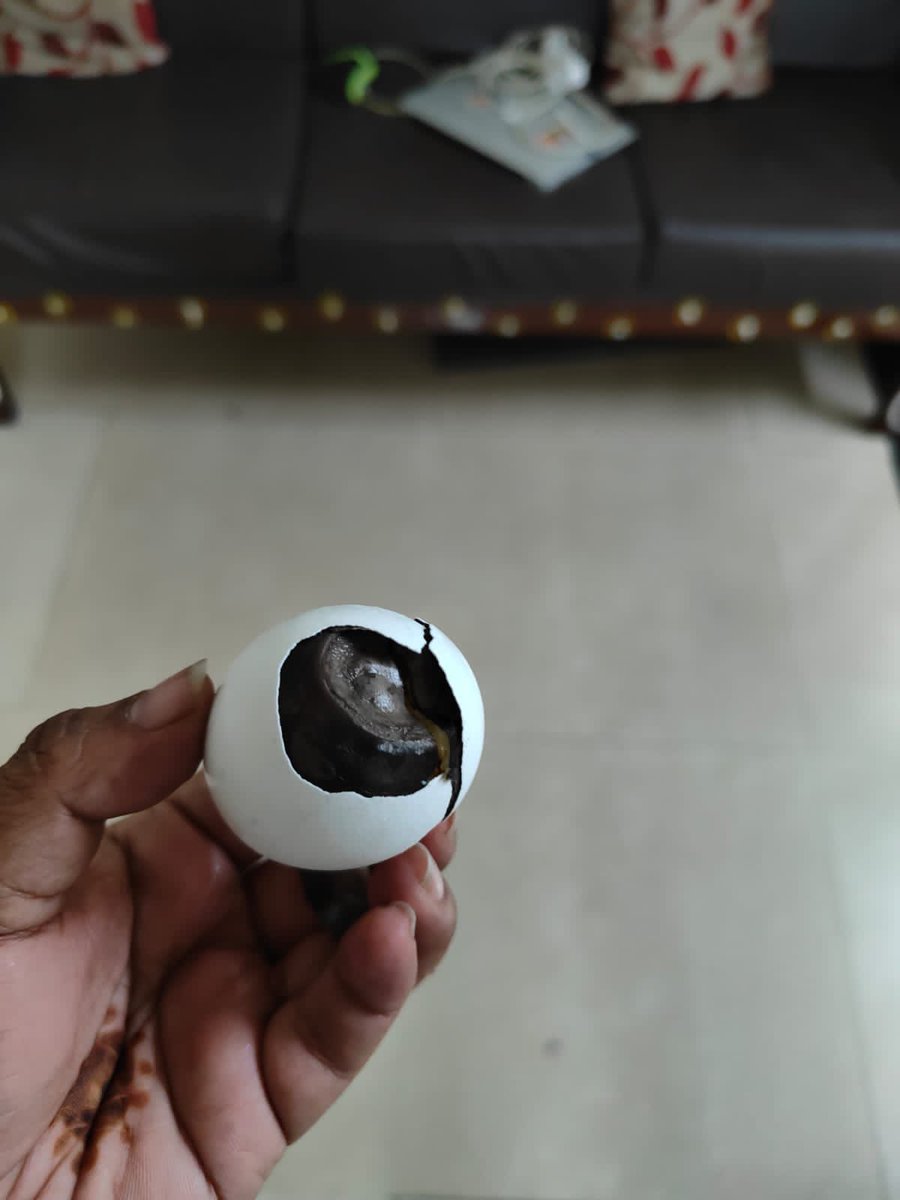 mehulvarsh's tweet photo. @_Kalyan_K @flipkartsupport @Flipkart  these eggs were delivered to me for order #OD226209561053965000. Your wonderful team refused the return and on repeated request of return they suspended my account. The eggs were completely coagulated inside @jagograhakjago @PIBConsumerFood https://t.co/aThQCHIHRb