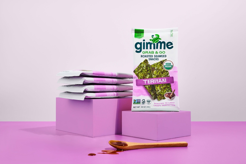 TheDieline's tweet image. Beyond updating its visual packaging with revamped photography, @gimmeSeaweed also ditched the plastic containers within each pack. Read and see more on The Dieline! 

l8r.it/UuqE?