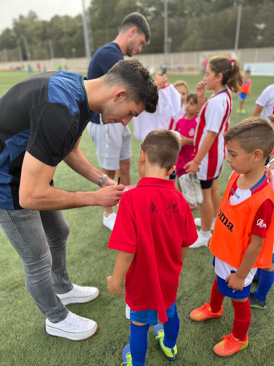 LaBaseACF's tweet photo. 👏🏻Hoy @PolTristan1 y @Currodominguez4 han visitado a uno de nuestros clubes convenidos, el Salesianos.

📝 Autógrafos, fotos, risas y mucho fútbol con jugadores y familiares. Un placer realizar estas acciones con los más pequeños

#UnaPasiónEspecial https://t.co/ZkInvXvlTX