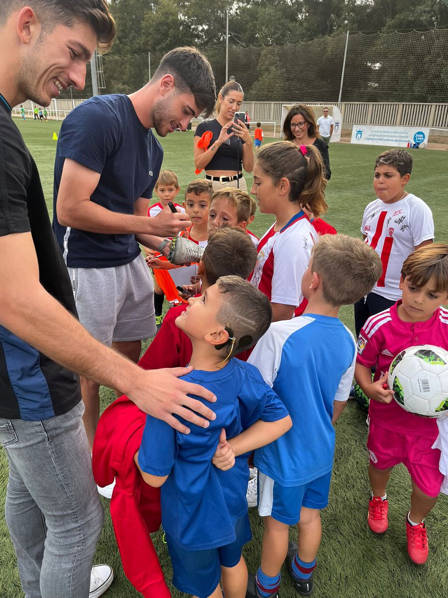 LaBaseACF's tweet photo. 👏🏻Hoy @PolTristan1 y @Currodominguez4 han visitado a uno de nuestros clubes convenidos, el Salesianos.

📝 Autógrafos, fotos, risas y mucho fútbol con jugadores y familiares. Un placer realizar estas acciones con los más pequeños

#UnaPasiónEspecial https://t.co/ZkInvXvlTX
