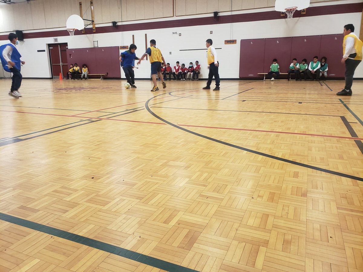 teachlearn4life's tweet photo. Future #CMNT @CanadaSoccerEN team members? You never know.⚽️🥅🚀 @MilitaryTrailPS intramural house leagues are getting started. @HPE_TDSB @RTBIntramurals @opheacanada https://t.co/UIJHNFxelx