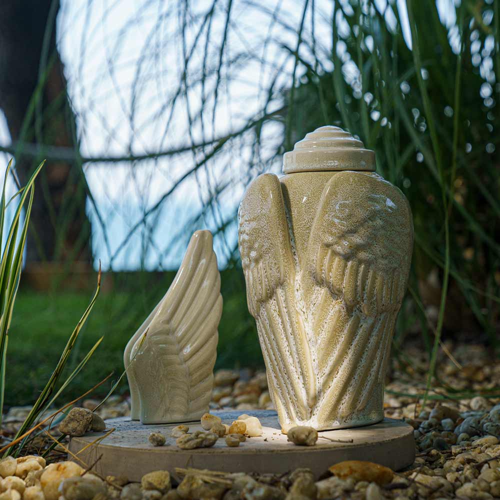 UrnsForAngels's tweet photo. Our Angel Wings urn symbolises divine protection, creating a peaceful memorial to your loved one. Available in an array of different beautiful colours.🤍

#Ceramicurn #Urnsforangels #Designerurns https://t.co/jSP5djMfvD