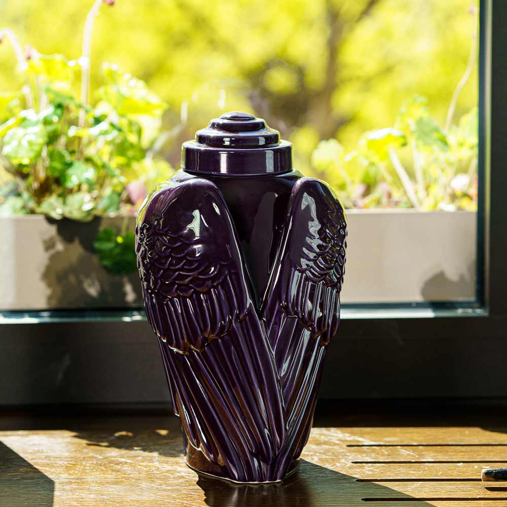 UrnsForAngels's tweet photo. Our Angel Wings urn symbolises divine protection, creating a peaceful memorial to your loved one. Available in an array of different beautiful colours.🤍

#Ceramicurn #Urnsforangels #Designerurns https://t.co/jSP5djMfvD