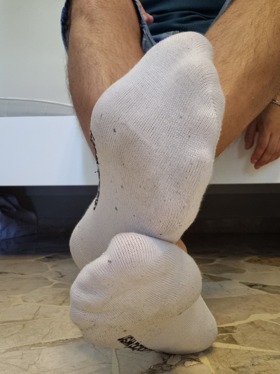 padrone94's tweet photo. Sei così inutile davanti ai miei piedi sudati! Inginocchiati e prega di essere sottomesso😈💸
#findomslave #cashslaveswanted #finsubs #feet #bare #sole #feetworshi̇p #feetfethish https://t.co/b8WEaS7Asd