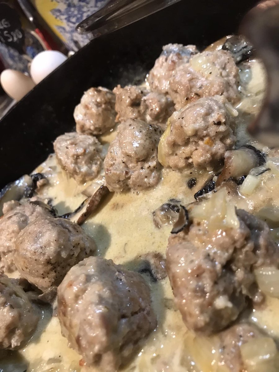 OxfordPig's tweet photo. #OSBPork & fresh black truffle spaghetti
@TheOldBarns is full of ideas if you dont have mincemeat then strip a couple of #OSBPork #Sausages Come join us on FB #RareBreedOSBPork and see the full recipe. #PutOSBPorkonYourFork #SupportBritishPork #supportlocal https://t.co/TbZxkKVwGD