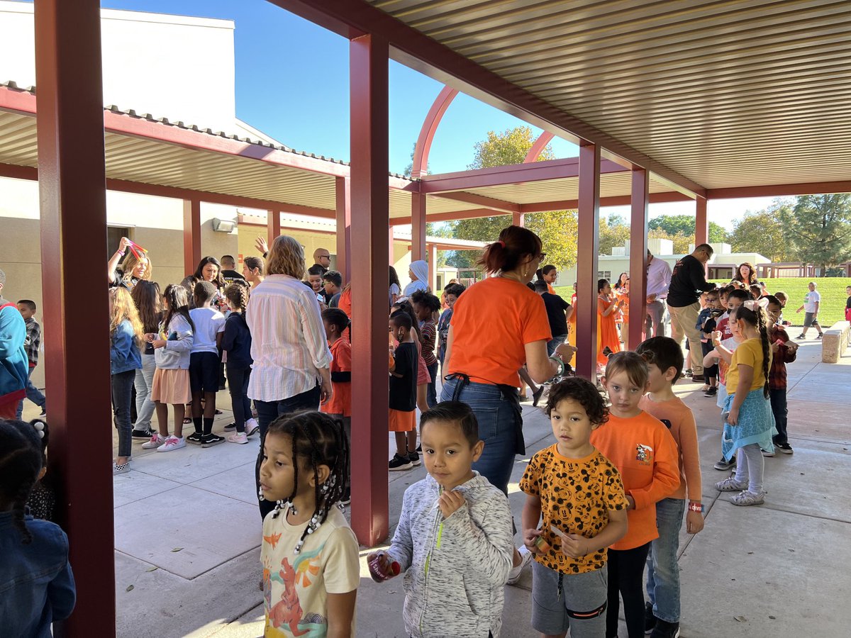 CJUSDStudentSvc's tweet photo. Spreading love and kindness @CooleyRancher this morning! #UnityDay22 @ColtonJUSD #CJUSD #CJUSDKindness @PACERCenter https://t.co/89uis2IPZ1