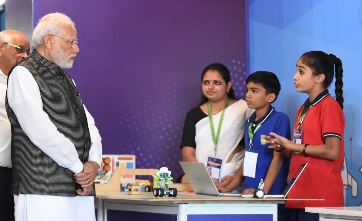 Aruna_DK's tweet photo. From #BetiBachaoBetiPadhao to #ParikshaPeCharcha, Hon'ble PM Shri @narendramodi Ji has always put efforts to encourage the youth towards education.
Sharing some glimpses of his interaction with #NewIndia's youth during the inauguration ceremony of Mission #SchoolsOfExcellence. https://t.co/43jBqEwHec