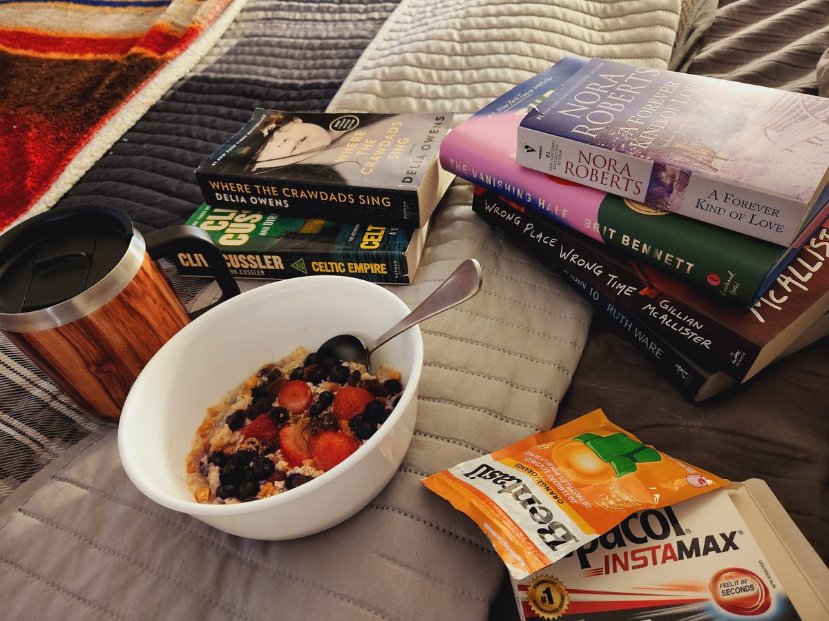 chaoticmissy's tweet photo. What are your favorite things to do when you're sick to make you feel a little better?📚 🍵 🤧 I don't normally like oatmeal buy when I'm sick it's the best thing ever with a little brown sugar and berries 👌🏽 some hot sweet tea and a pile of books 📚 💖✨️ #books #headcoldssuck https://t.co/kWsQgmX6ZG