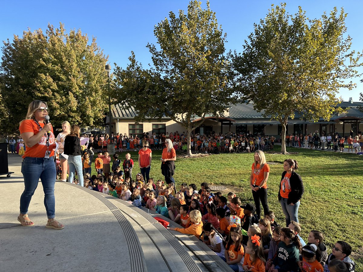 TurlockUSD's tweet photo. We stopped by Walnut Elementary for AM Opening to check out a skit from the new S.AV.E. Promise Club. Students rehearsed under the guidance of Counselor &amp; Club Advisor Angela Ferreira and did a great job demonstrating how to stand up to a bully. Perfect for Unity Day! 🧡 #TUSD https://t.co/TRA5jBrlRb
