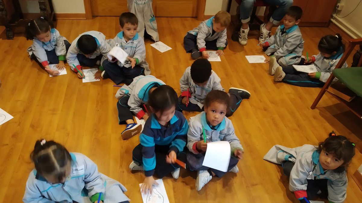 FatimaColegio's tweet photo. ¡La primera etapa también realiza 
las celebraciones de San Viator! 🕯️
Los alumnos de 2 EI han decorado sus bombillas en la 
capilla de los Clérigos de San Viator. ⛪️
¡Viva San Viator! 💡
#ColegioFatima 
#SanViator
#SomosViatores
#MasLuz
#EI https://t.co/k5FNWXXgHf