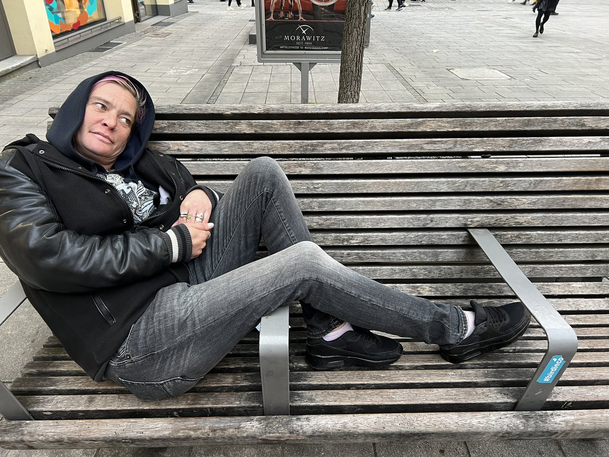 Was macht es mit obdachlosen Menschen, wenn Bänke so gebaut werden, dass sie dort nicht liegen können? 

Ich habe es mir für <a href="/reporter/">reporter</a> von Vanessa aus #Düsseldorf zeigen lassen:

youtu.be/fyVQfY-nfVg

 #defensivearchitektur #Obdachlosenfeindlichkeit #obdachlos #wohnnungslos