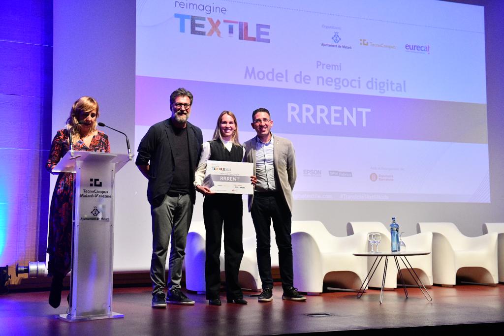 TecnoCampus's tweet photo. El premi a la millor proposta de model de #negocidigital...🥁 #RRENT

@sergimoralesd, Regidor d’Ocupació i Empresa de @matarocat , i Jordi Marcè, Vicepresident d’#ACTEESPAÑA i Regidor de Dinamització Econòmica, Comerç i Turisme de l’@ajigualada, entreguen el premi a Mireia Ros.😊 https://t.co/7z0jh05kFf