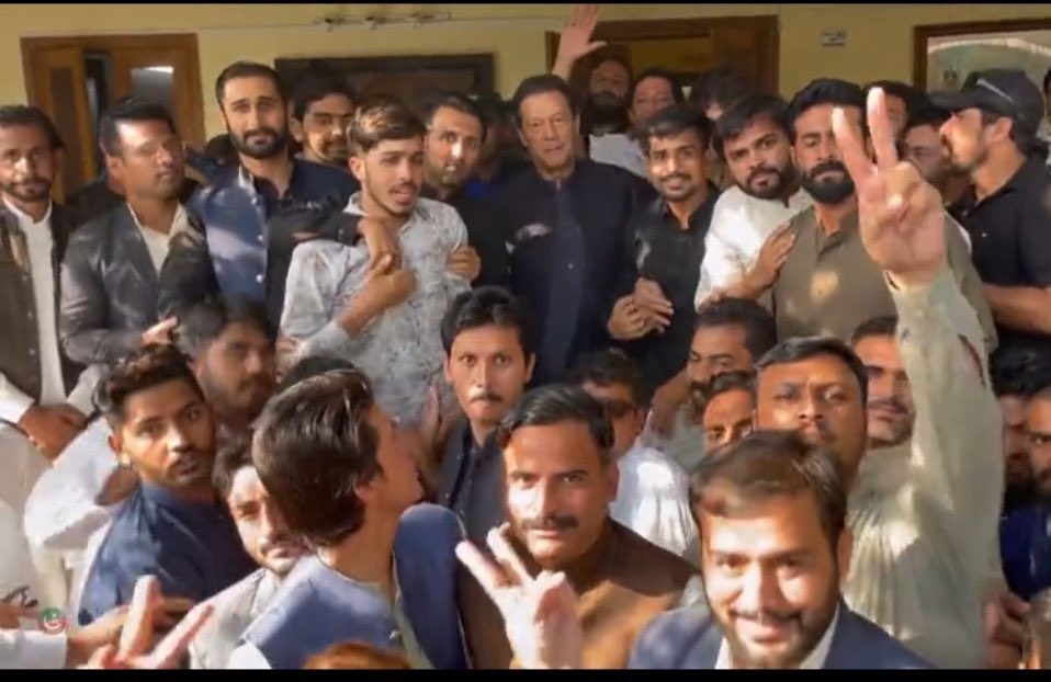 ImranARaja1's tweet photo. اس تصویر میں مجھے ڈھونڈ نکالیے ۔۔ ٹھیک جواب والے کو انعام ۔۔ ونر کا اعلان دو گھنٹہ بعد ۔۔ https://t.co/OABORElpKp