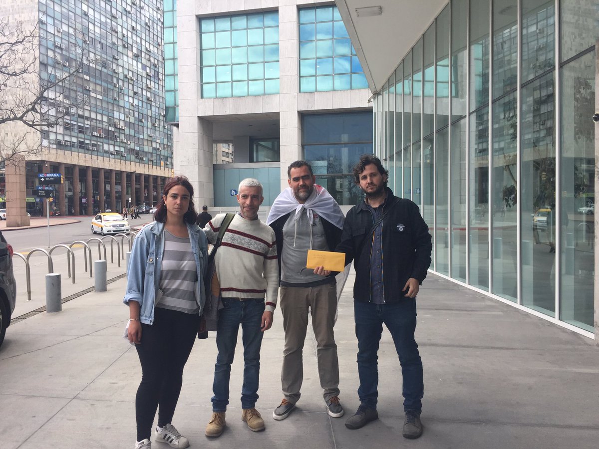 Entregamos una carta firmada por más de 7000 personas, referentes de la ciencia, la cultura y la educación en apoyo de la Udelar, contra el recorte presupuestal.  #NoNosDaLoMismo #QueNoTeDéLoMismo