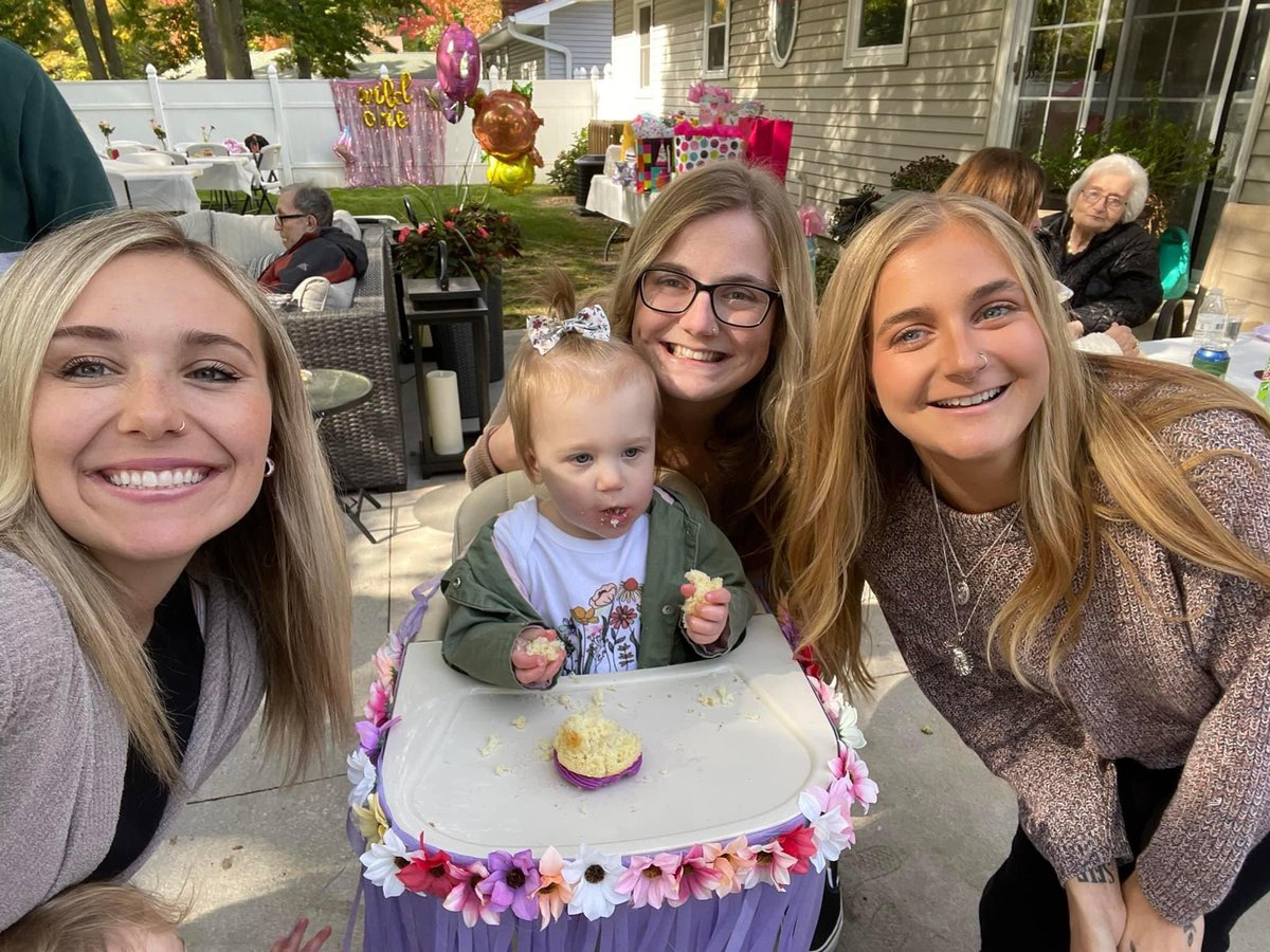 abbey_dakin's tweet photo. I love my kids. I love my man. I love my niece. I love my family. I love my friends. I love my classmates. I love my job. I just love my life lately 😭❤️ https://t.co/4sKcuXyofC