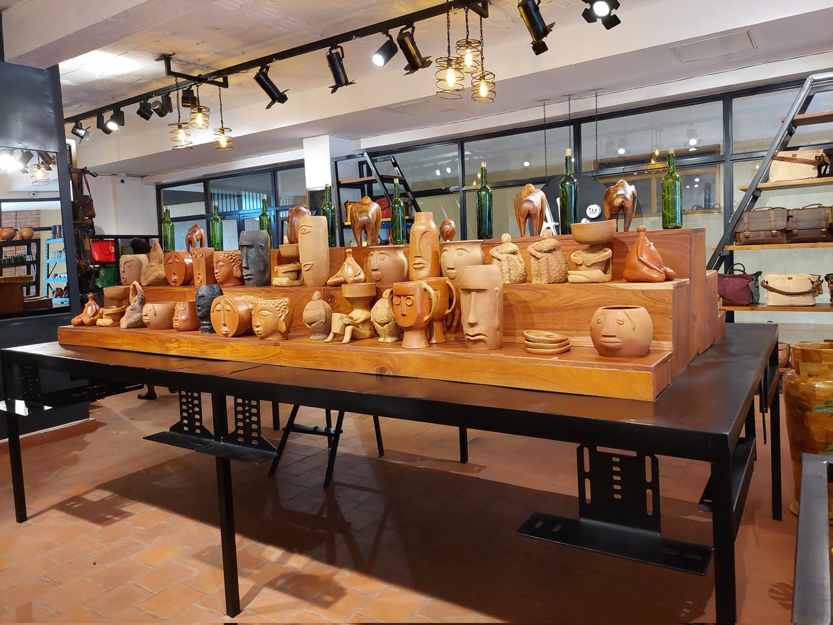 AKiguzi's tweet photo. #Aloo shop at #ForestMall Lugogo has amazing stuff made locally. If you are looking for those wine glasses made from wine/liquor bottles. Hand made leather bags. Kitchen stuff. &amp; Other deco items made out of wood or clay. #UOT find them on IG https://t.co/dA4jfG07qI https://t.co/16xIdUVL3U