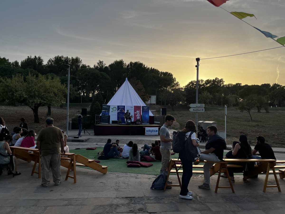 parcbit's tweet photo. Això s’anima! Continuam els #20anysParcBit amb actuacions de @circbover i #OneManRocks. Gràcies @OmniAccess! https://t.co/sylkTMZdfu