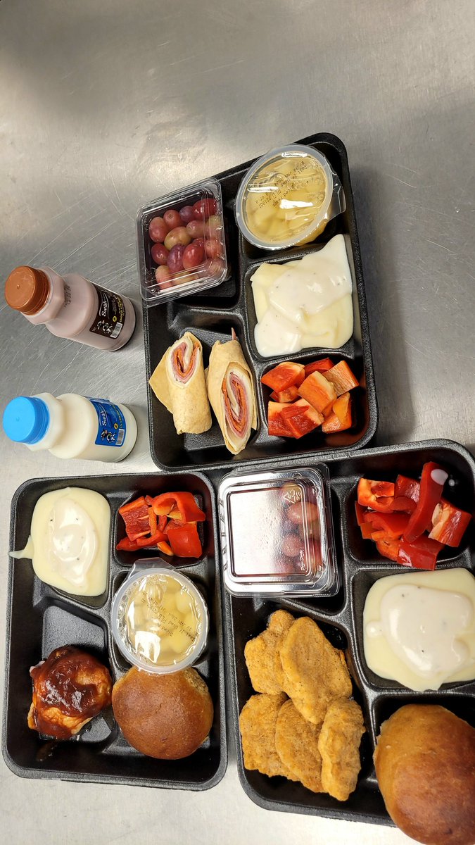 Aracely53096533's tweet photo. #EnjoyYourMeal #Cougars #Cafeteria #ChickenNuggets #BBQChicken #ItalianComboWrap #FreshRoll #MashedPotato #RedBellPepper #FreshGrapes #FruitCup #CountryGravy #MilkVatiety https://t.co/888RB4iGVo