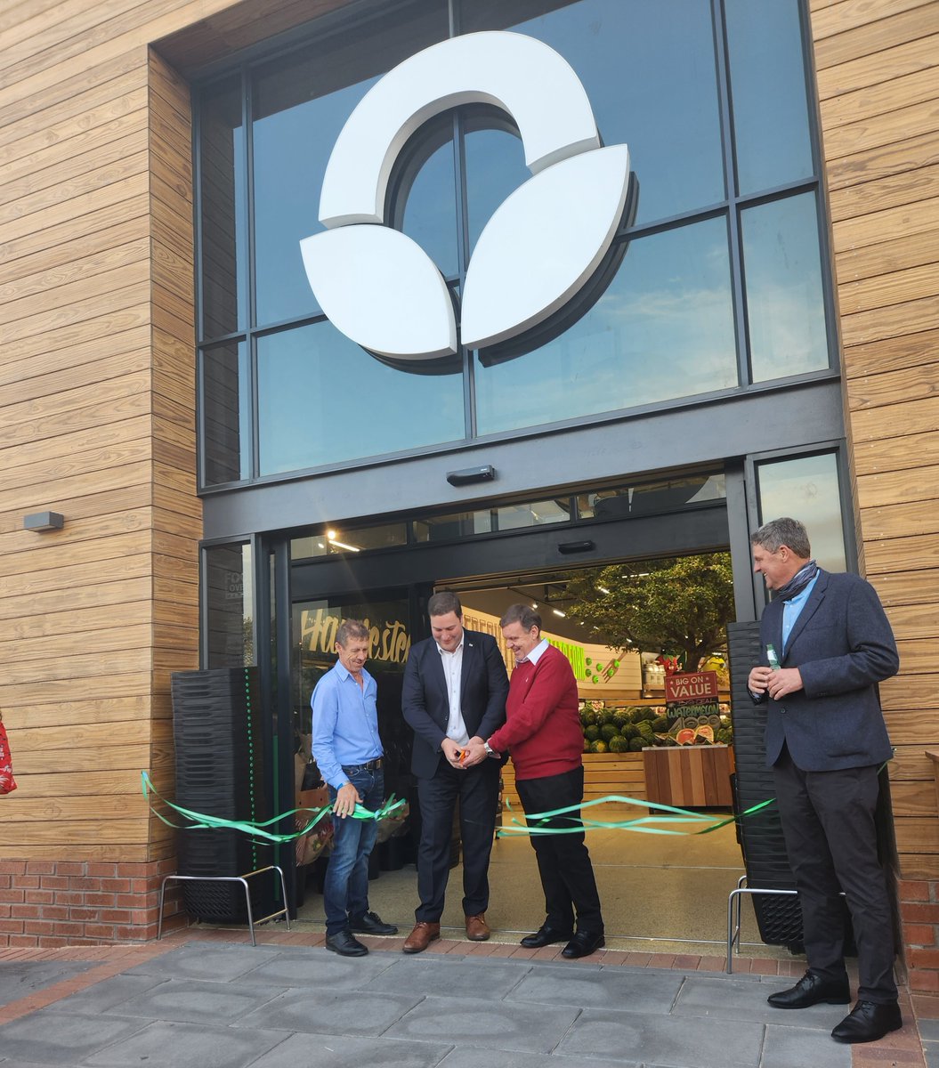 FoodLoversMkt's tweet photo. We welcome Mayor @geordinhl from @CityofCT to Food Lover’s Market Bothasig. #RibbonCutting #BestIntheCommunity #FoodLoversBothasig https://t.co/XsqKZcvgod