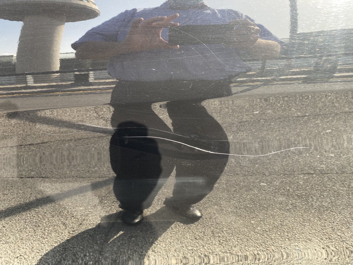 lluistorrents's tweet photo. Ayer en La Estación de Sants , me pasaron un regalito, mi padre taxista, toda la vida, yo taxista i después licencia de gran turismo con 40 años ( ahora vtc asqueroso) gracias compañeros https://t.co/XbxyAklBqO