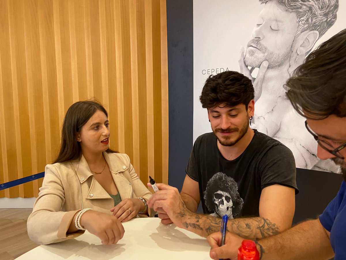 Firma de ‘Sempiterno’ en Fnac Torre Sevilla. ¡Gracias por venir @cepedaoficial! ❤️