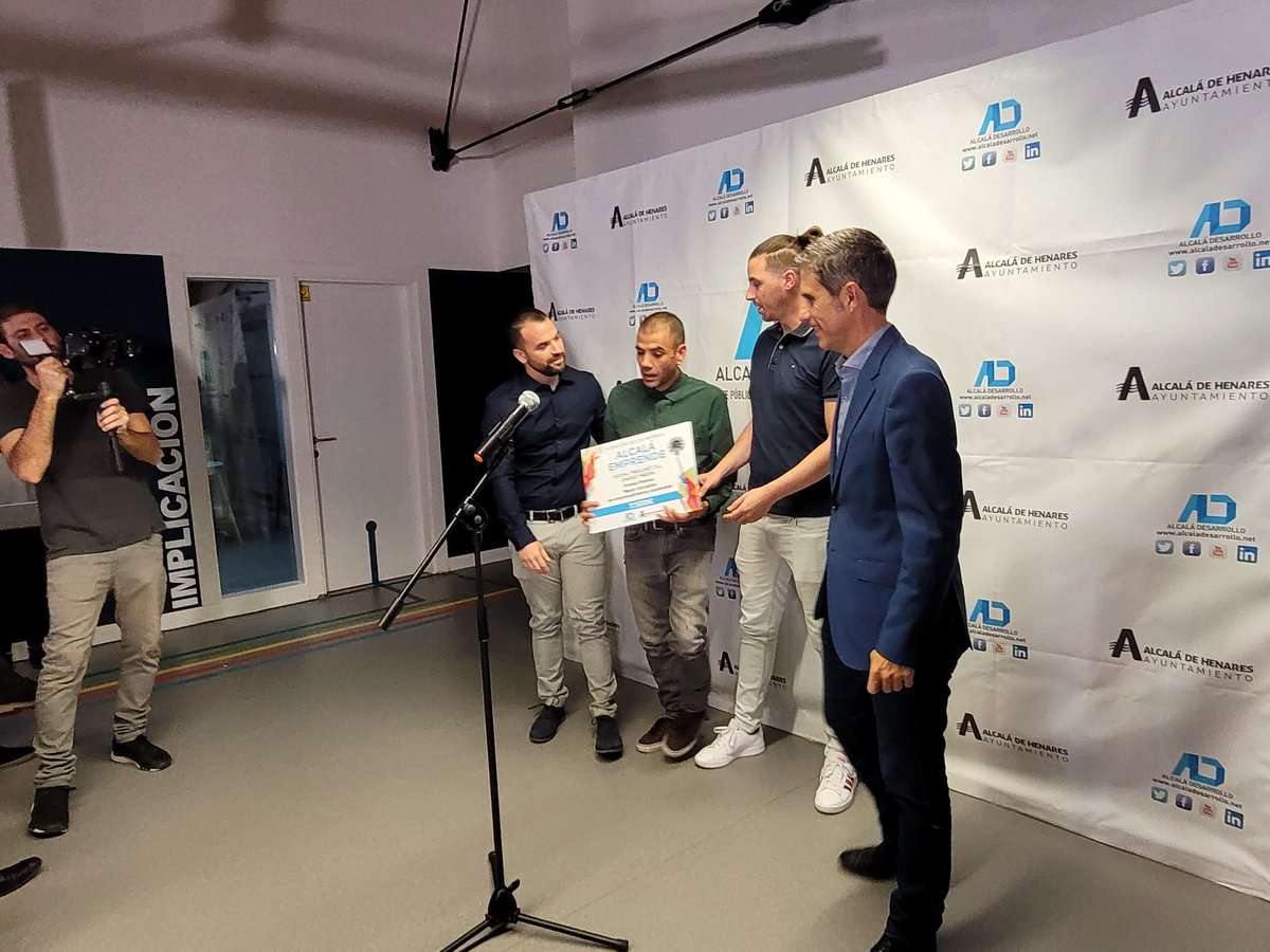 ADesarrollo's tweet photo. Enhorabuena #EnergyMedia,@WorldShortish,#Glutinamente, Nunessa, #UglyCakes, #Mesabe... ¡¡Vaya cracks!! #PremiosAlcaláEmprende https://t.co/07lxiiTySo
