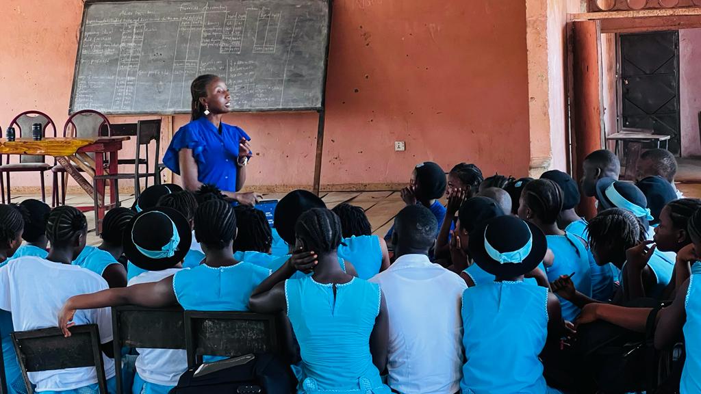 DSTISierraLeone's tweet photo. The world is now a global village. @DSTISierraLeone's #Careers in #Tech sets students up for the future. 

#DataAnalyst, Monjama Alpha &amp; #DataScientist @jayabdulraman are at Richard Allen Senior Secondary #School to discuss the endless opportunities in tech. https://t.co/N20HqNnzRl