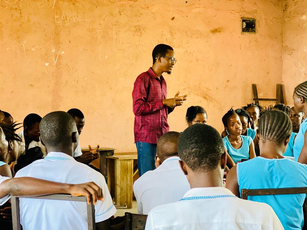DSTISierraLeone's tweet photo. The world is now a global village. @DSTISierraLeone's #Careers in #Tech sets students up for the future. 

#DataAnalyst, Monjama Alpha &amp; #DataScientist @jayabdulraman are at Richard Allen Senior Secondary #School to discuss the endless opportunities in tech. https://t.co/N20HqNnzRl