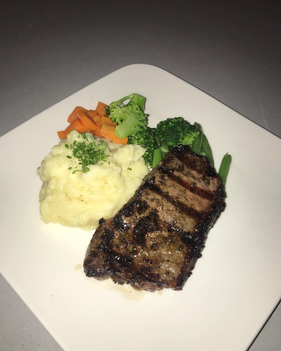 DIsBakeryCater's tweet photo. Which plate you having??Roast Chicken, Brown Rice and Veggies Or Grilled Steak with Mash Potatoes and Veggies Or Balsamic Glazed Salmon with Brown Rice and Veggies Or Spaghetti Bolognese #disbakeryandcatering  #simplydelicious #delightfullydelicious #options #ChefSampson #dinner https://t.co/15mAESy6lI