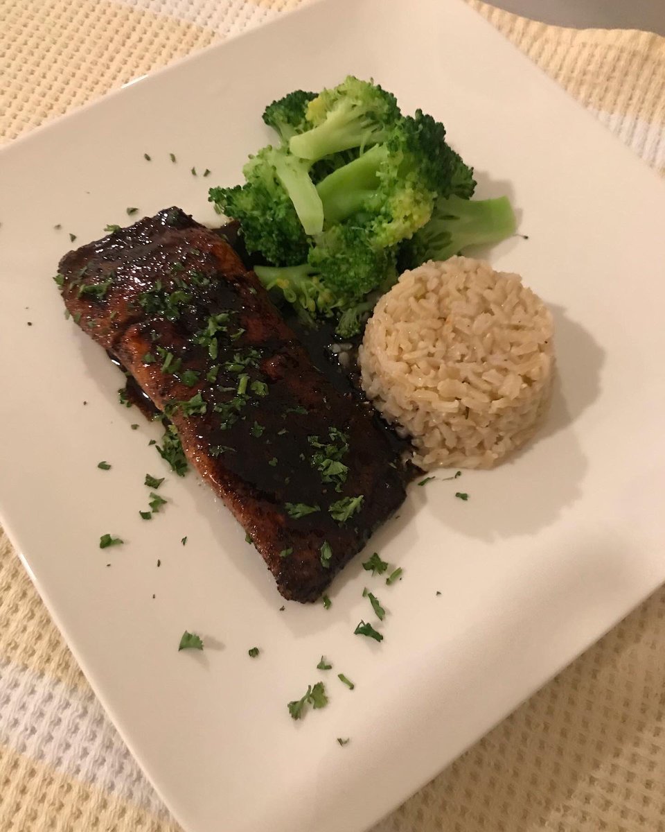 DIsBakeryCater's tweet photo. Which plate you having??Roast Chicken, Brown Rice and Veggies Or Grilled Steak with Mash Potatoes and Veggies Or Balsamic Glazed Salmon with Brown Rice and Veggies Or Spaghetti Bolognese #disbakeryandcatering  #simplydelicious #delightfullydelicious #options #ChefSampson #dinner https://t.co/15mAESy6lI