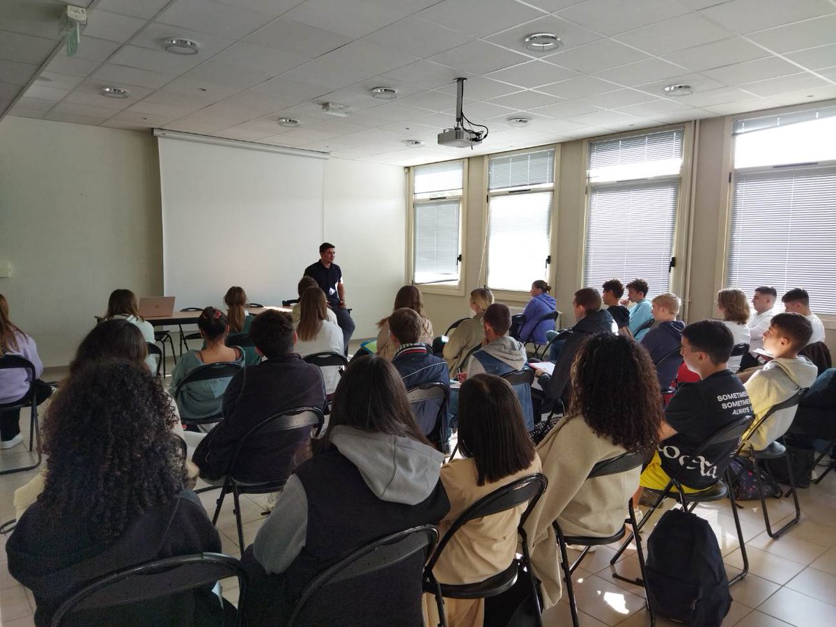 LensLycee's tweet photo. Mercredi de #ambition @LensLycee 👍
Du ring à l’entreprenariat Témoignage @maxdamarey
👌 👏
Merci à notre #ripree pour cette belle rencontre 🤜 https://t.co/nNowNdPxRl