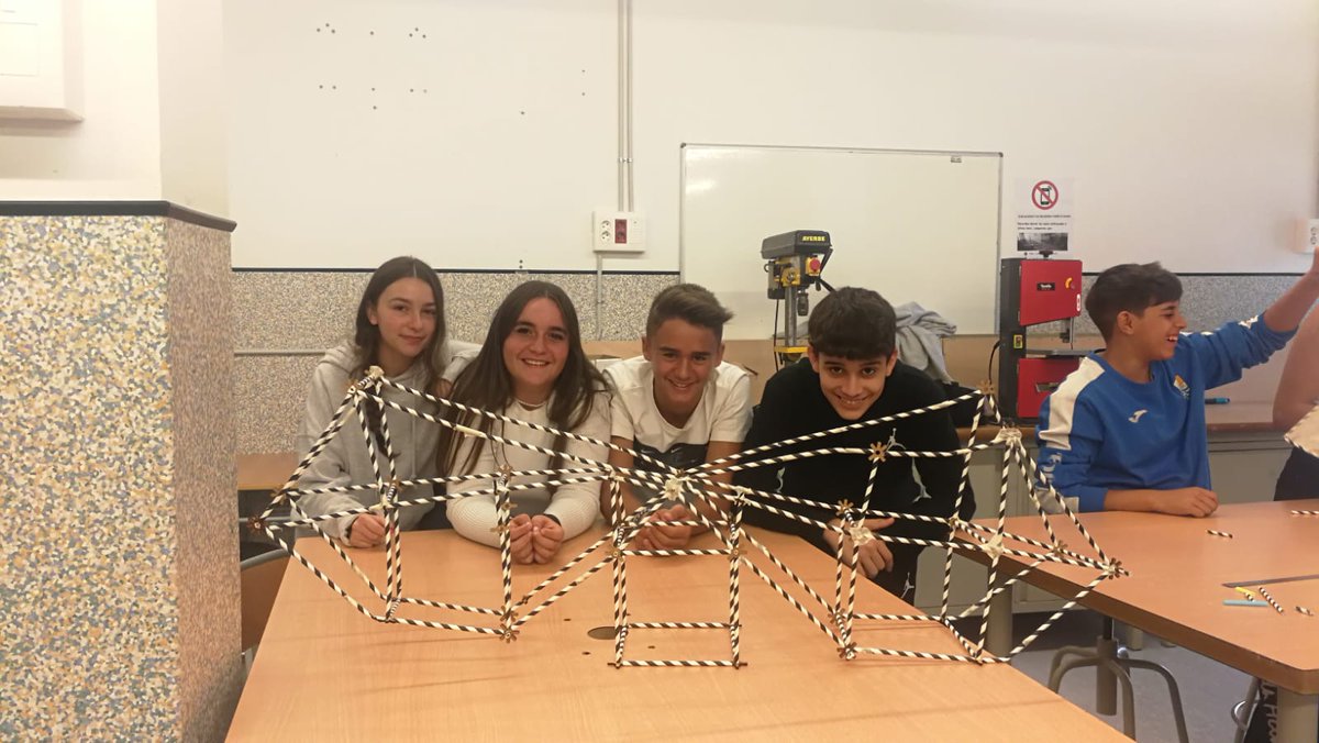 TorralboJosep's tweet photo. Acabem el projecte de 3r d'ESO ABP, d'estructures i esforços mecànics. Aprenentatge basat en projectes de caire manipulatiu i significatiu. @INS_Vilamajor @Make_and_Learn https://t.co/xEGb1sH2ki