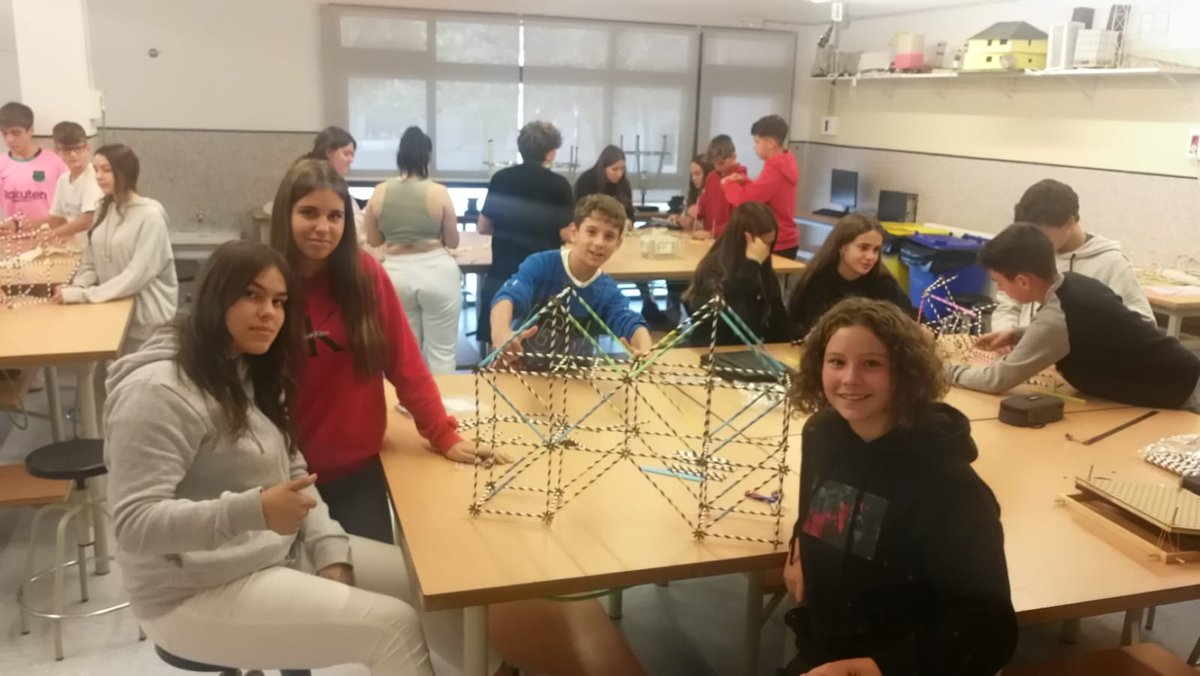 TorralboJosep's tweet photo. Acabem el projecte de 3r d'ESO ABP, d'estructures i esforços mecànics. Aprenentatge basat en projectes de caire manipulatiu i significatiu. @INS_Vilamajor @Make_and_Learn https://t.co/xEGb1sH2ki