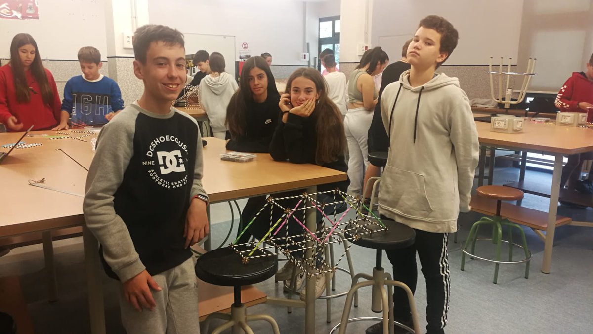 TorralboJosep's tweet photo. Acabem el projecte de 3r d'ESO ABP, d'estructures i esforços mecànics. Aprenentatge basat en projectes de caire manipulatiu i significatiu. @INS_Vilamajor @Make_and_Learn https://t.co/xEGb1sH2ki