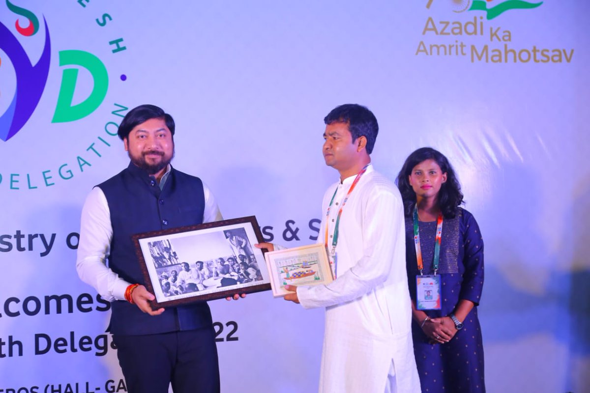 The Department of Youth Affairs, MoYAS, had an exchange of souvenirs with the Bangladesh Youth Delegation to India 2022 today in New Delhi. It resembles the long-standing, deep and friendly relations between India & Bangladesh.