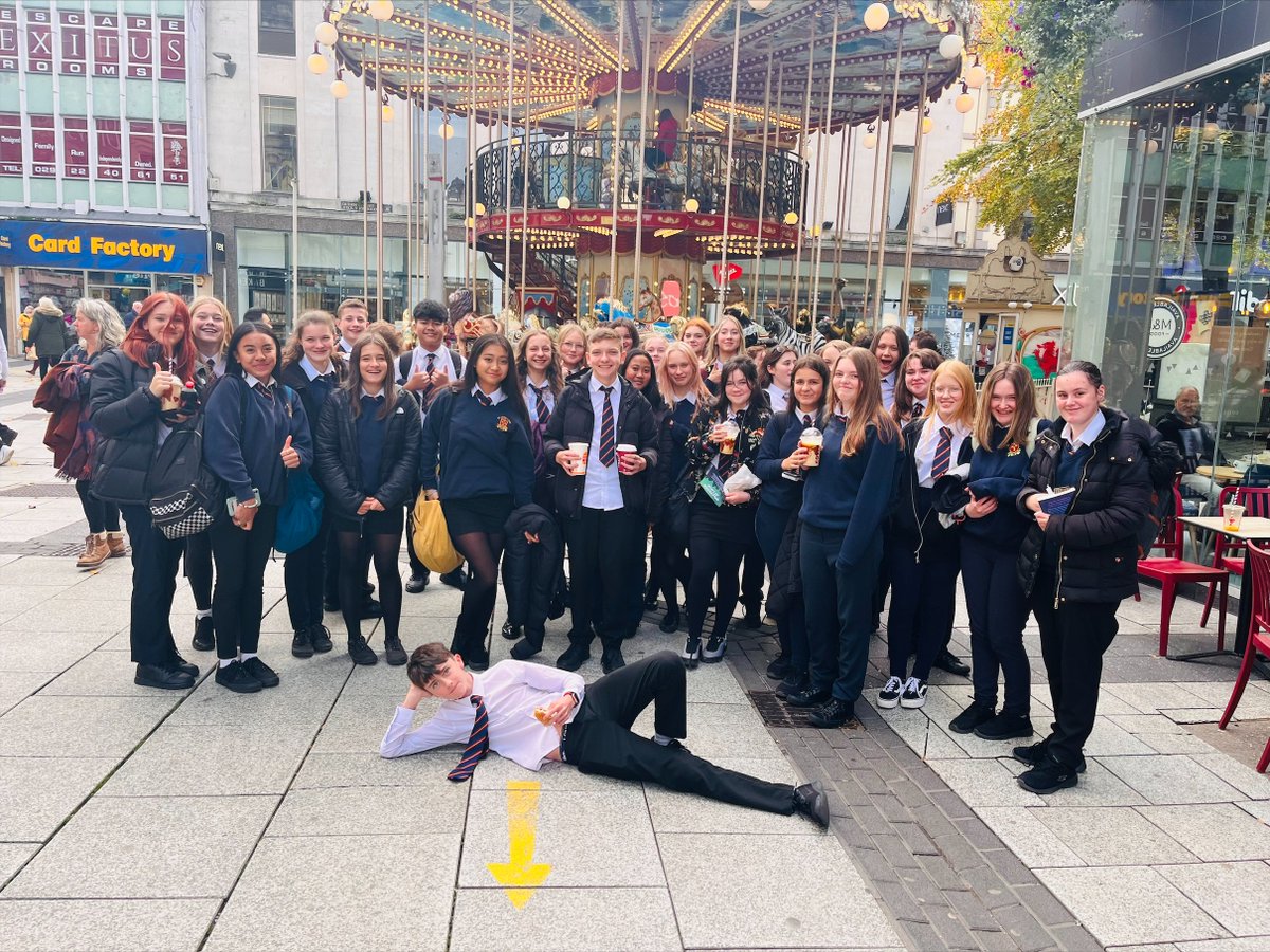 EnglishSjl's tweet photo. A thoroughly enjoyable theatre trip to see 'An Inspector Calls' in Cardiff🎭😀@stjohnlloyd @New_Theatre #smallschoolbigideas https://t.co/EGmfADhcKN
