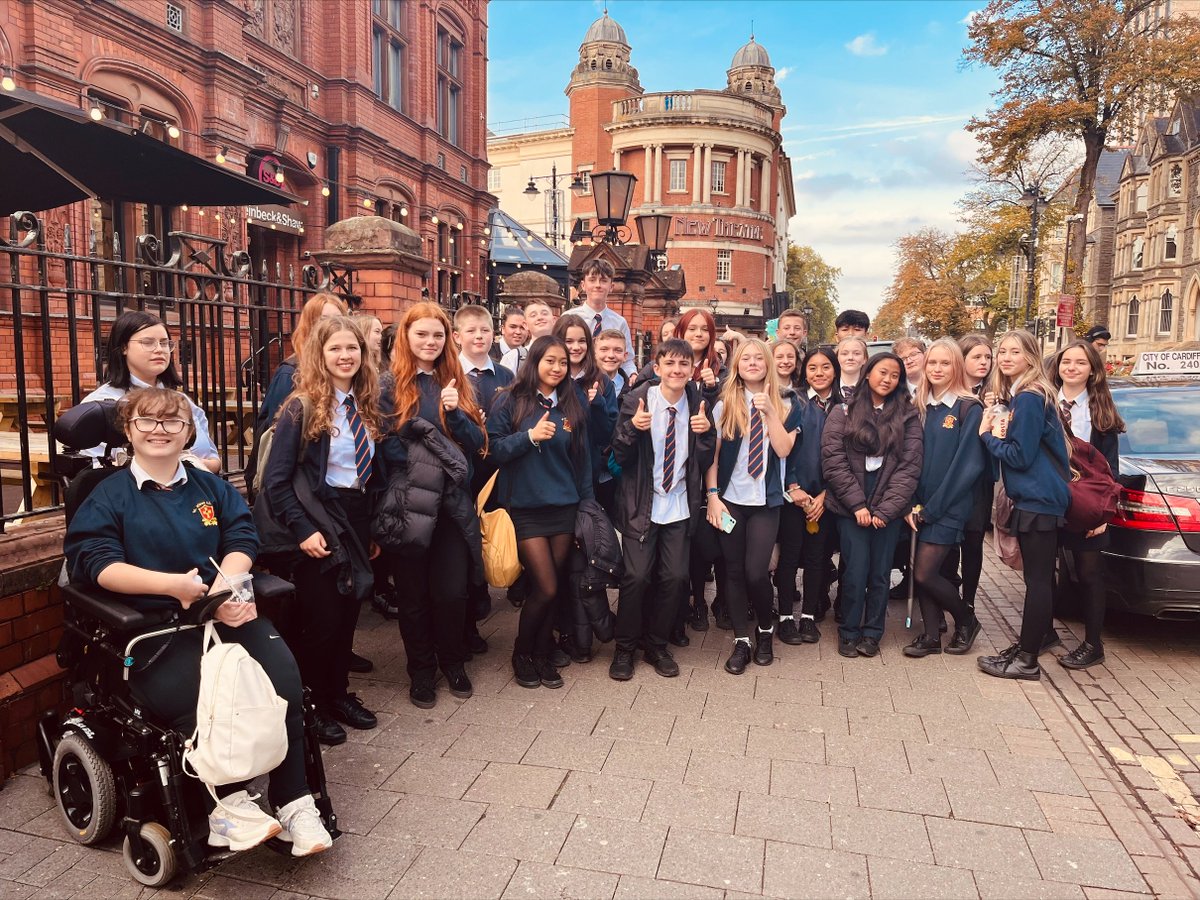 EnglishSjl's tweet photo. A thoroughly enjoyable theatre trip to see 'An Inspector Calls' in Cardiff🎭😀@stjohnlloyd @New_Theatre #smallschoolbigideas https://t.co/EGmfADhcKN