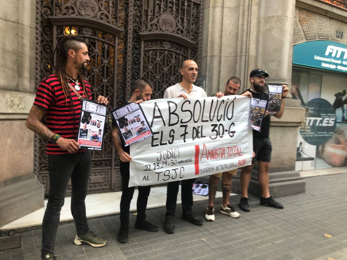 els7del30G's tweet photo. Tornem a judici!

Els dies 22, 23, 29 i 30 de novembre, a l'Audiència Provincial de Barcelona (Arc de Triomf) plantem cara a la repressió 

#Els7del30G
L'absolució no serà la nostra victòria https://t.co/yB1hh0LxCy