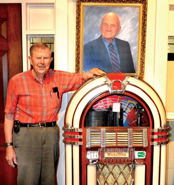 GoBizarreTravel's tweet photo. Jefcoat Museum of Americana in Murfreesboro, North Carolina has A collection of collections by Brady Jefcoat, a man who evidently could not throw anything away.  #travel #travelling #Travller https://t.co/0qrVqvaGIf