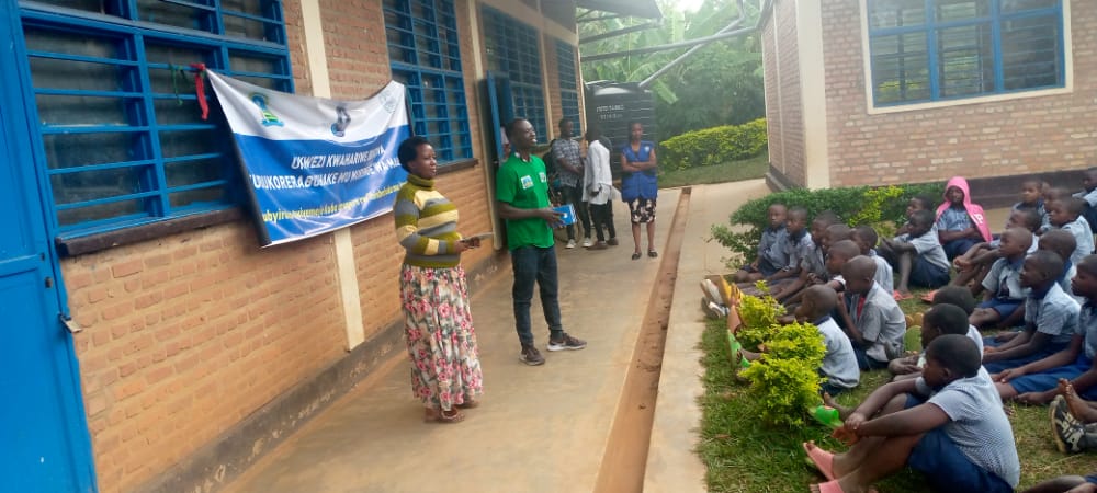RYVCP_Magerager's tweet photo. None ku wa 19/10/2022, guhera saa 04h00-5:00h Urubyiruko rw'abakorerabushake @RwandaYouthVol1 mu kagari ka #Runzenze mu murenge wa @Mageragere_Sect twari mugikorwa cy'ubukangurambaga kuri gahunda za leta zitandukanye mu kigo cy'amashuli cya #GSNyarubande.
@NyarugengeV @Nyarugenge https://t.co/wxhIdImq0Z